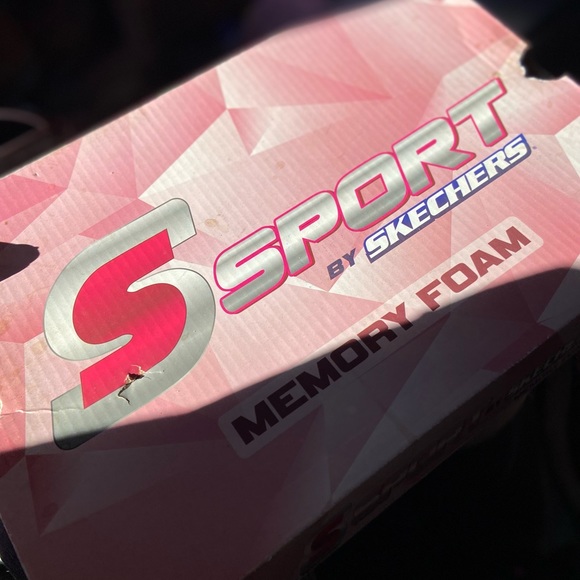 Brand new 5.5 sketchers - Picture 3 of 3